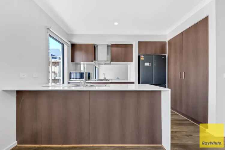 4 Bedroom House 171m2 Manor Lakes Estate Melbourne