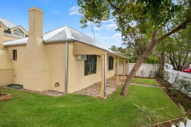 Richmond Heritage Cottage Freshly Renovated Two Living Areas