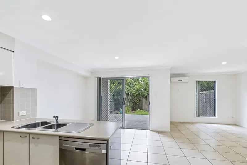 FAMILY TOWNHOUSE - CONVENIENT LOCATION - AIR-CONDITIONING