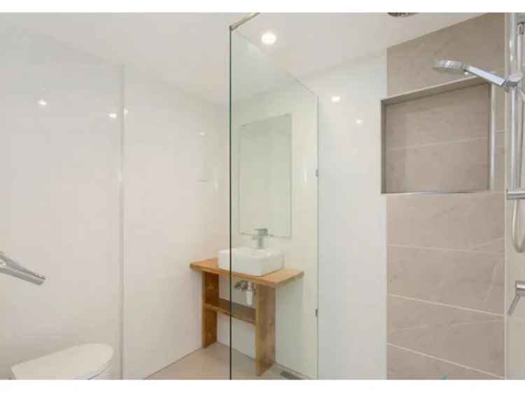 Sleek Coorparoo Townhouse With Private Rooftop. 6 Month Lease Options