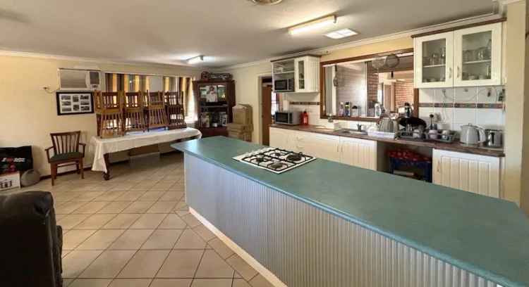 Buy 4 Bedroom House in South Carnarvon with Entertainer's Patio