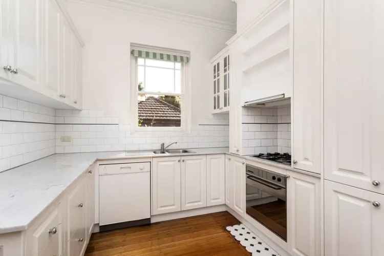 Art Deco Apartment Ground Floor with Fireplace and Modern Kitchen