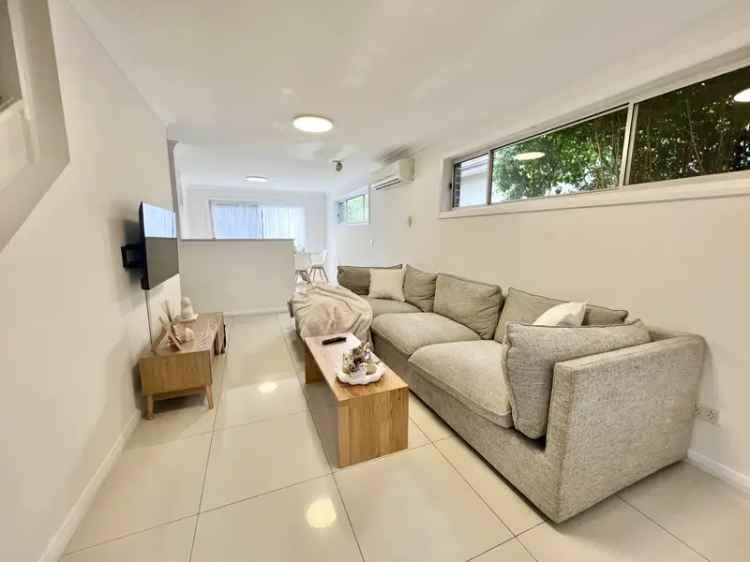 Modern 3 Bedroom Townhouse with Air Conditioning Near St Marys