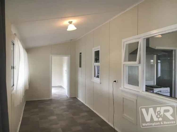 4 Bedroom House Near Shops Schools and TAFE