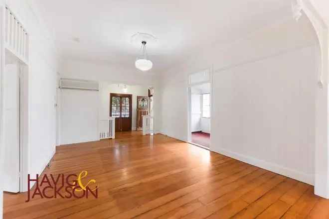 Renovated Clayfield Queenslander Near Oriel Park