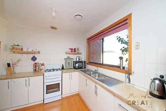 Sunshine West Unit Near Public Transport Shops Schools