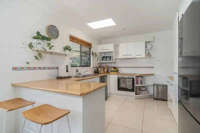 BRIGHT, RENOVATED AND ABSOLUTELY PERFECT