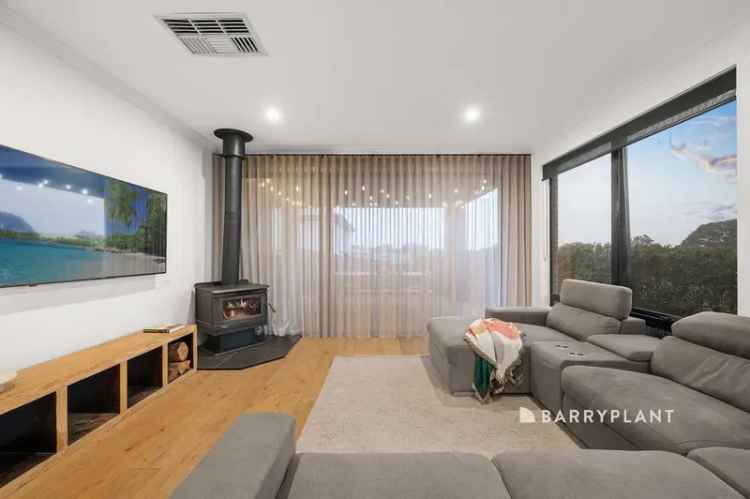 Contemporary Family Home with Pool and Putting Green in the Heart of Bunyip