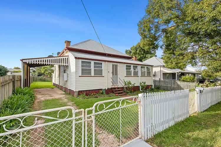 Toowoomba CBD Queenslander Cottage - High Ceilings, Updated Kitchen