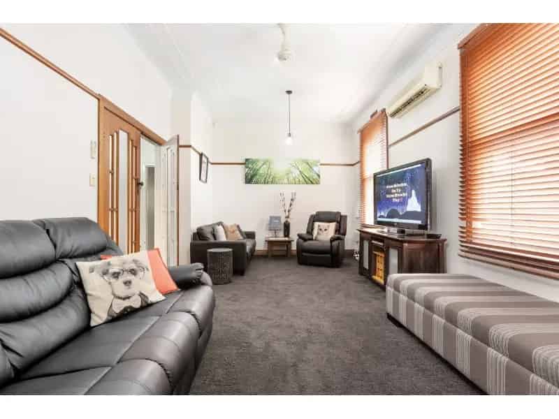 Spacious Three Bedroom Home In Golden Point - Offering 6 Month Lease