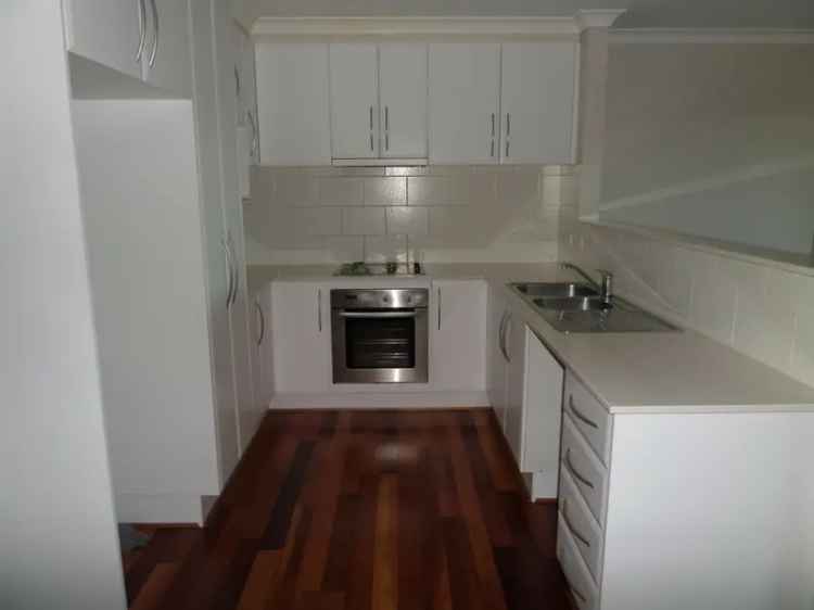 Modern Townhouse near Gungahlin Town Centre Spacious Bedrooms Double Garage