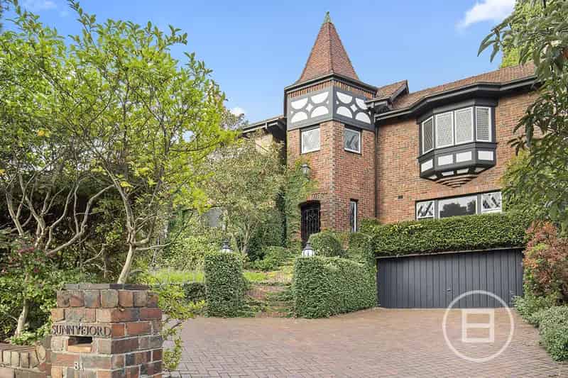 For Sale Stunning House in Toorak with Tennis Court and City Views