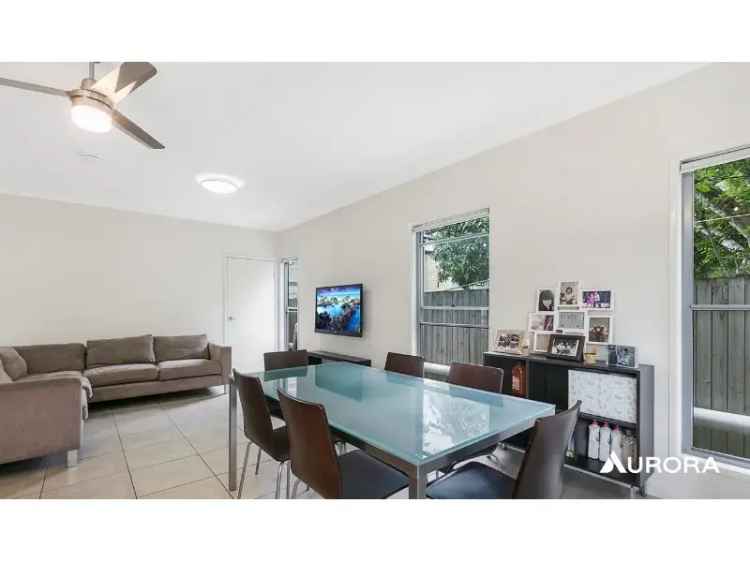 Large Modern Townhome in East Brisbane Near Mowbray Park