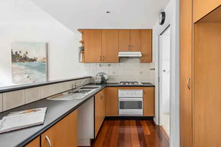 Stylish 2-Bedroom Townhouse Near Brunswick West