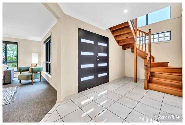 Two Storey, 5 bedroom Home with Sea views Yeppoon