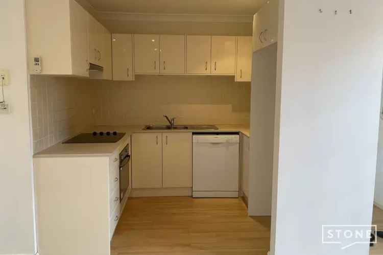 Modern Townhouse - 3 Beds, 2 Baths, Double Garage - Low Maintenance