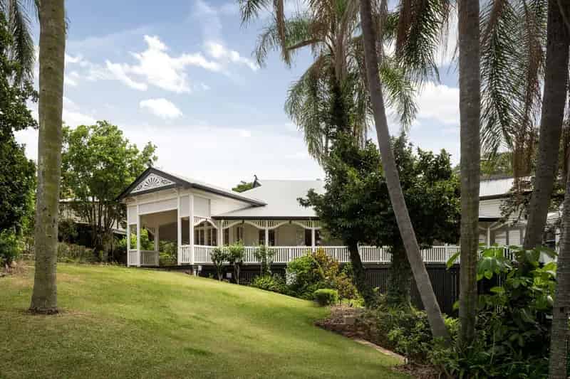 'Akoonah' - A Prestigious Hamilton Estate atop 2203sqm