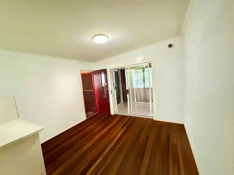 LARGE FAMILY HOME ON 784M2 CORNER BLOCK!