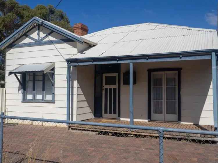 3-Bedroom Cottage in Merredin - 1070m² Block