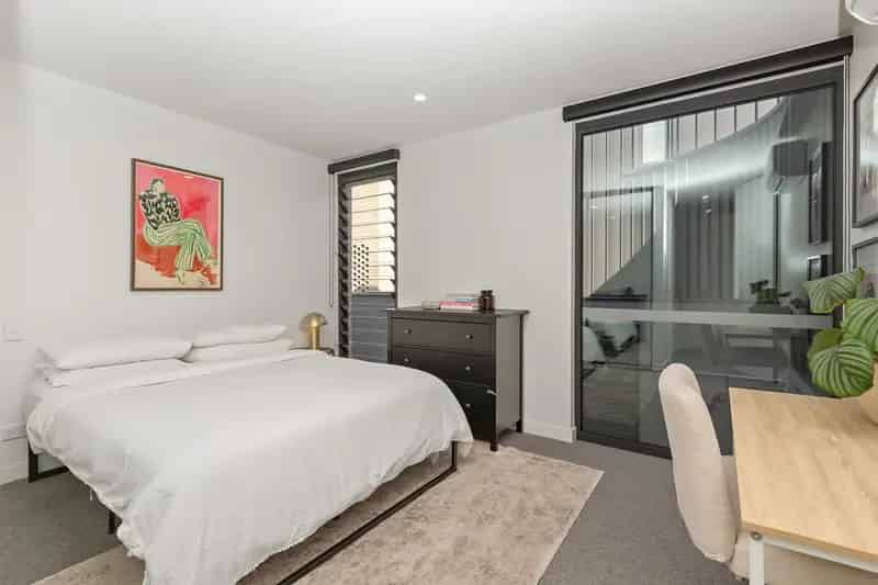 2 rooms house of 302 m² in Melbourne