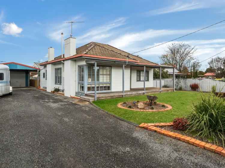 Buy House in Benalla with 3 Bedrooms and Entertaining Space