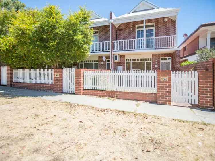 Two Storey Townhouse Near Fremantle - 3 Bedrooms, Private Patio