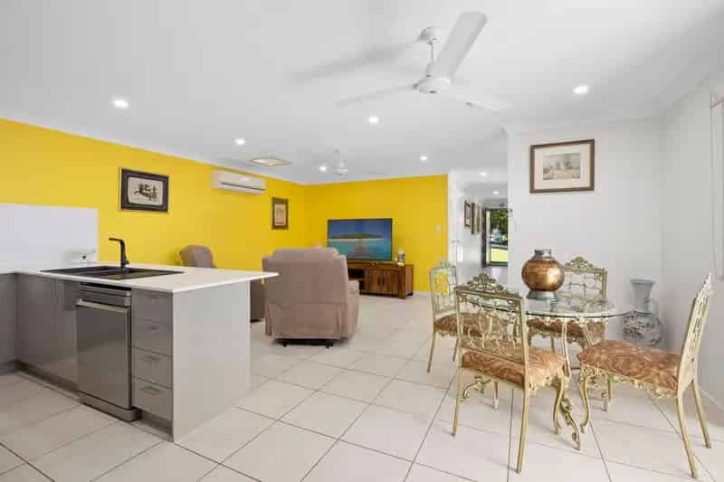 SPACIOUS NORTH FACING DUPLEX - PERFECT FOR ENTERTAINING - PLENTY OF OUTDOOR SPACE