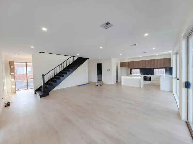 BRAND-NEW FIVE-BED FOUR-BATH TOWNHOUSE CLOSE TO MONASH MEDICAL