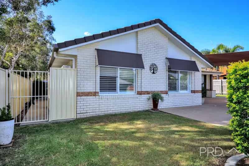 4 BEDROOM HOME IN DUPLEX COMPLEX - NO BODY CORP FEES - 2 BATHROOMS - LOCK UP GARAGE - PRIVATE COURTYARD - SOLAR POWER - PLANTATION SHUTTERS