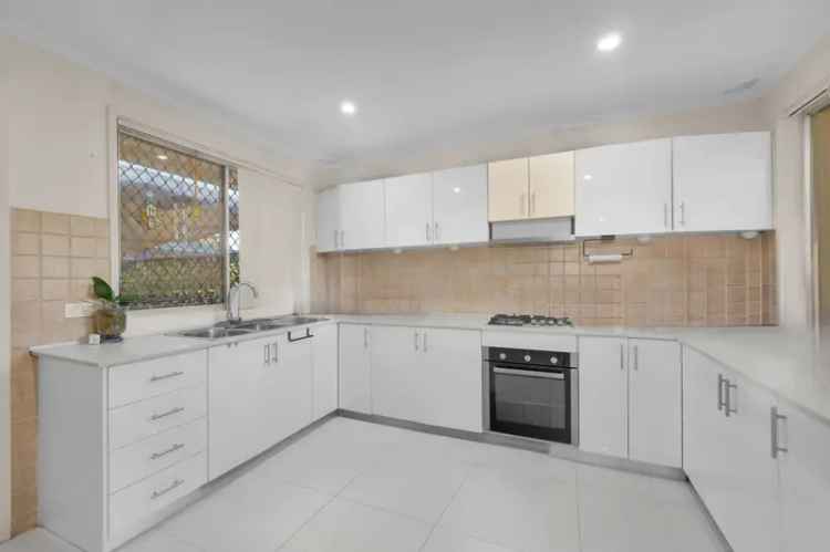 3 Bed House Macquarie Fields - Modern Kitchen & Backyard