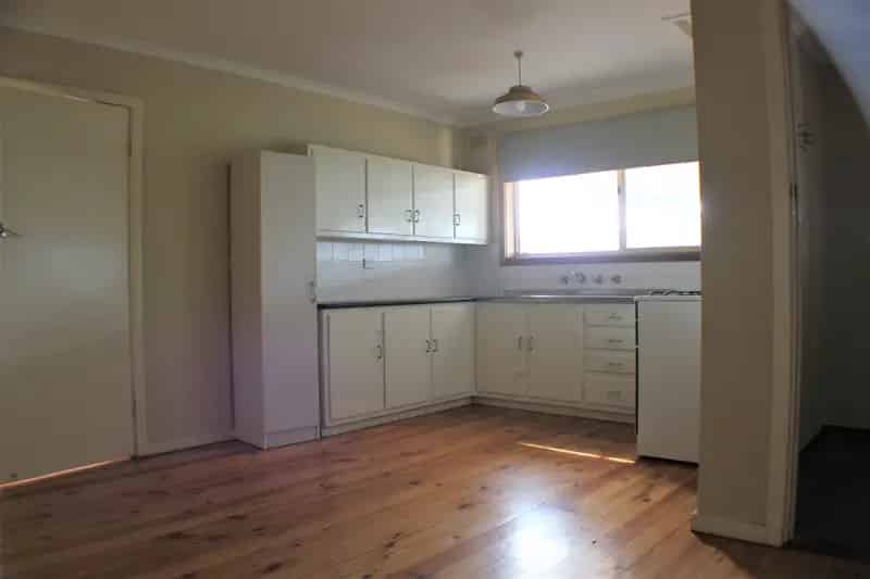 Neat maisonette - Close to Long Street Primary School