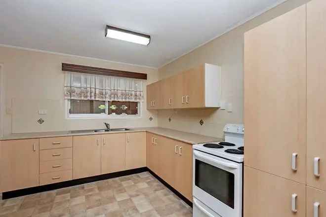 3 Bed 1 Bath House Heatley 610m² Block Family Home