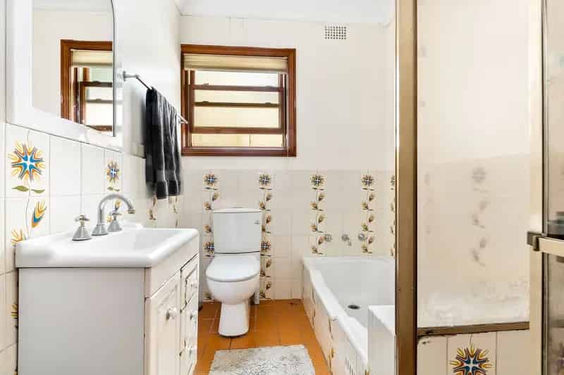 Lease Split Level Home in Newtown with Spacious Living and Garage