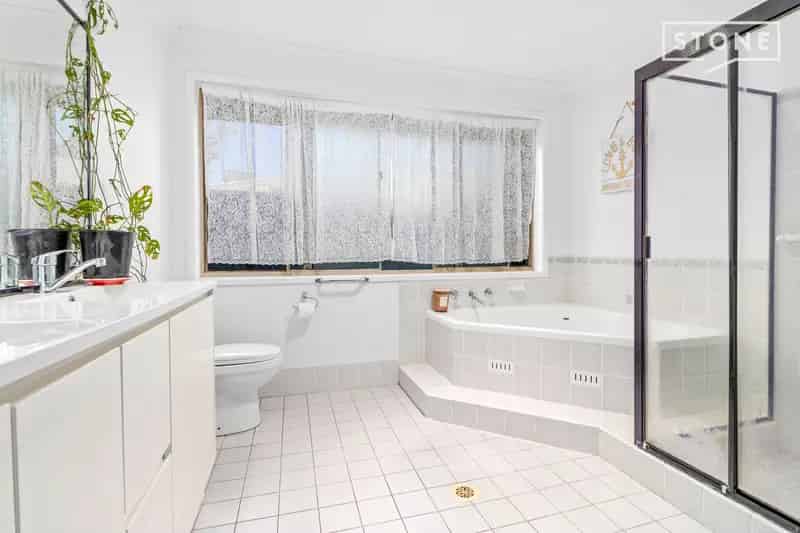 Lease 4 Bedroom House with Garden in Chain Valley Bay NSW