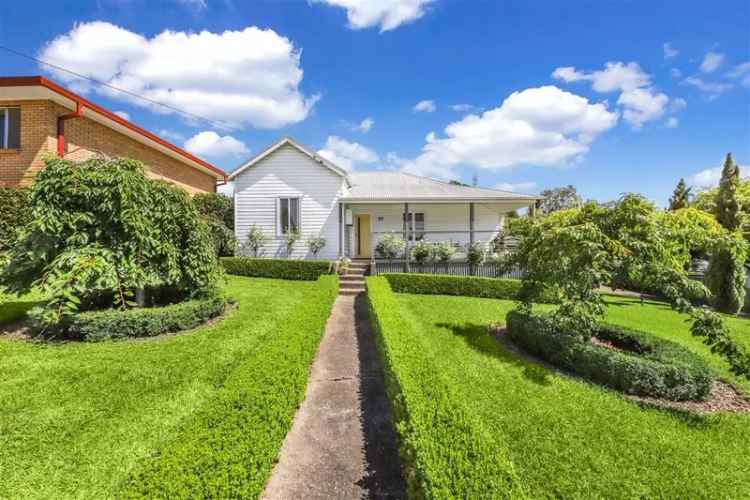 Charming Family Home in Tumut - Your Perfect Retreat Await