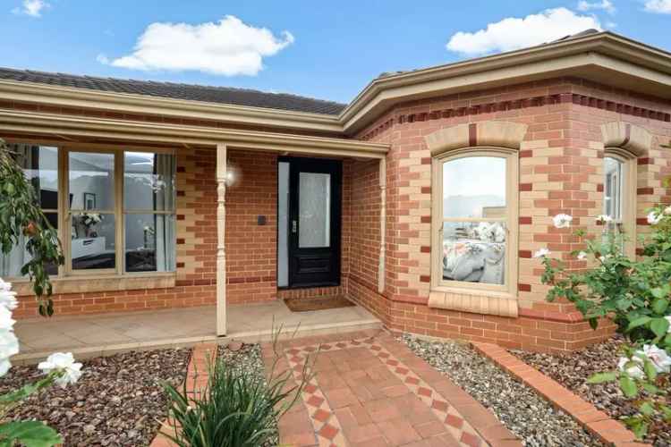 Luxury family home for rent in Werribee with pool and modern features