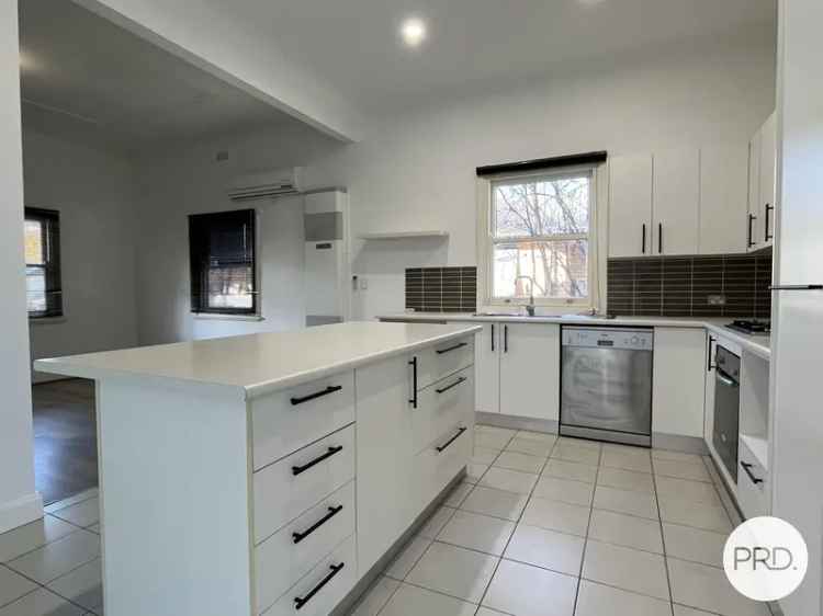 2-Bedroom North Albury Home Updated Kitchen and Bathroom