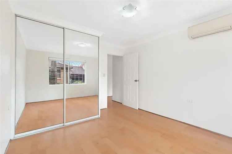 Three Bedrooms Villa in Hurstville is For Leasing Now!