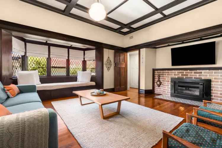 Californian Bungalow in Hornsby - 3 Beds, Chef's Kitchen, Stunning Gardens