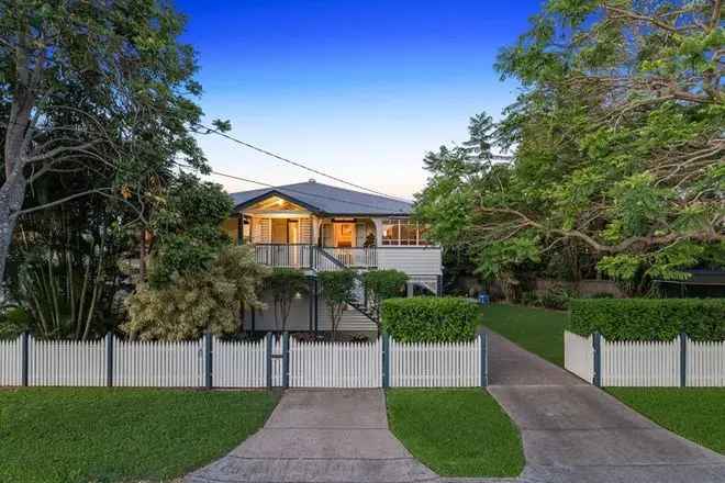 Queenslander Bayside Home  Renovated 898m² Block Wynnum Avenues