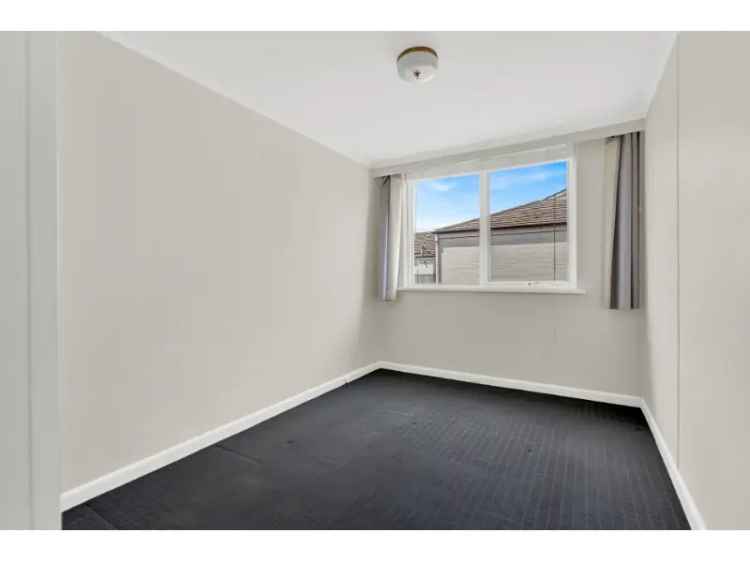 Great Value Apartment With Views Over Fawkner Park.