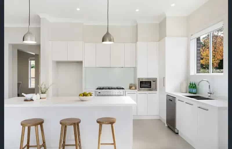 Lease Huge Family Home with Pool and Modern Amenities in Wahroonga