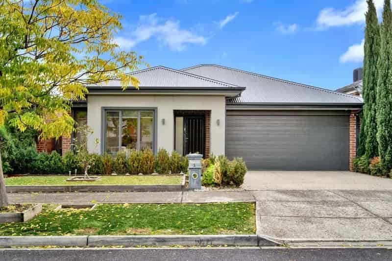 Rent 4 Bedroom Family Home Epping VIC with Beautiful Garden