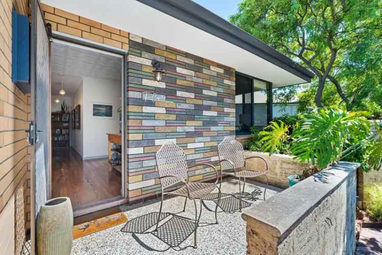 Elevated Renovated Fremantle Home Near Wray Ave