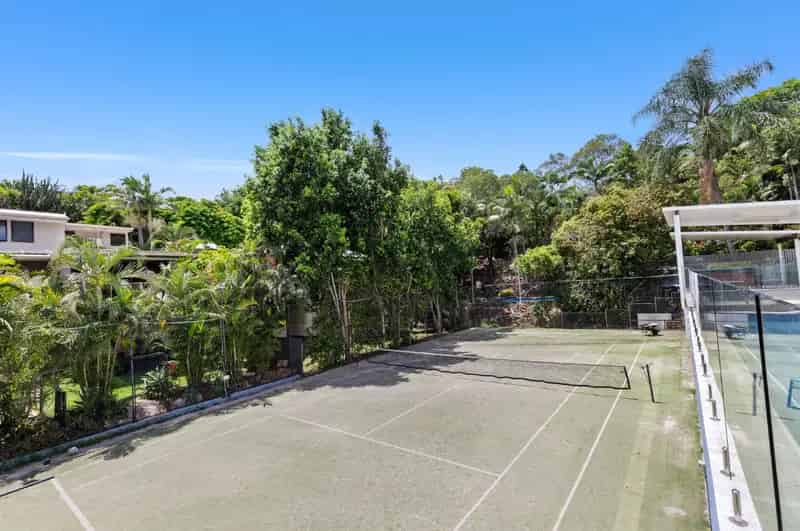 STUNNING HIDDEN GEM WITH SWIMMING POOL & TENNIS COURT