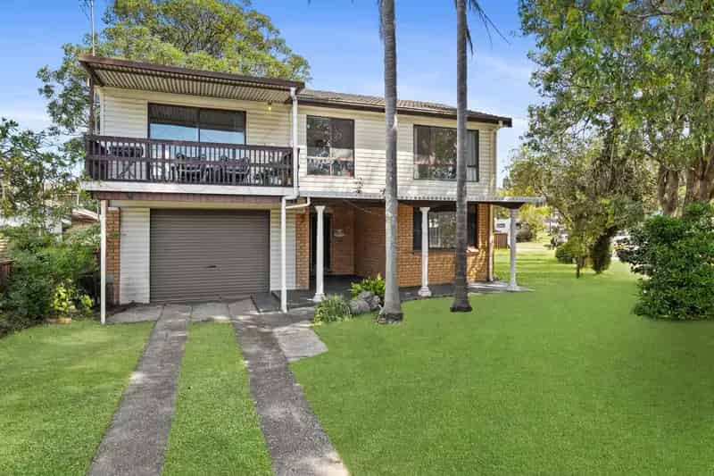 Real Estate For Sale - 138 Lakedge Avenue - Berkeley Vale , NSW