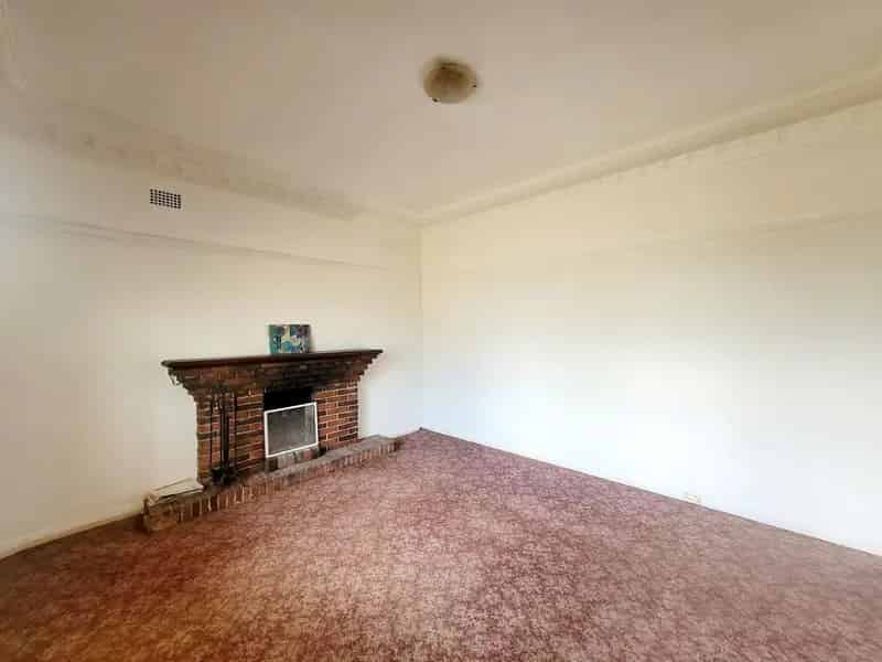 Rent Three Bedroom House in Dundas Valley with Solar Panels and Parking