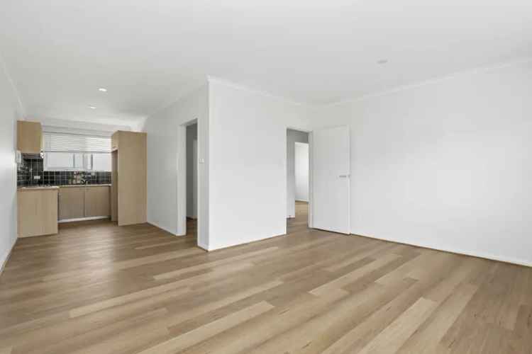 Spacious 2-Bedroom Apartment Near Essendon Border