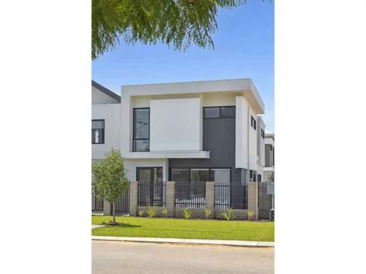 Brand New Townhouse Near Shops and Beaches