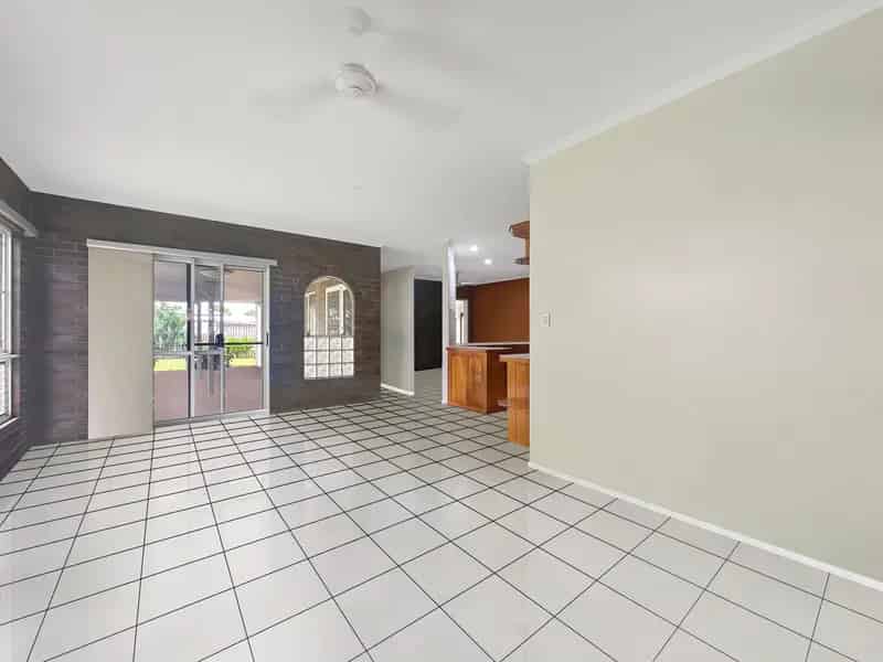 DUAL LIVING OPPORTUNITY WALKING DISTANC FROM THE BEACH!